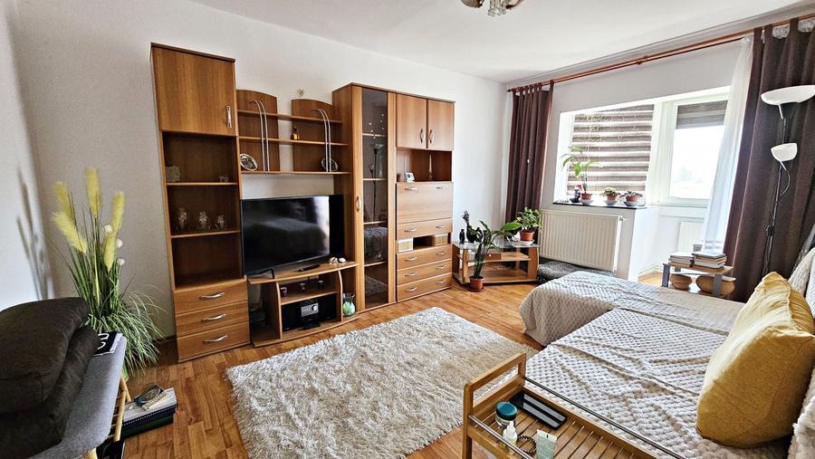 Apartament cu 3 camere decomandat în Tractorul