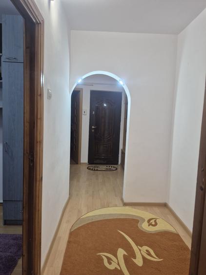 Apartament cu 3 camere decomandat în Florești