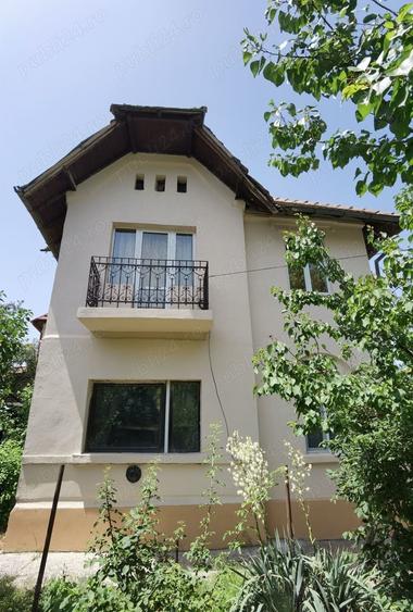 Casă cu 8 camere cu Teren 280 Mp în Sud
