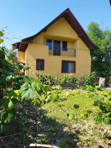 Casă cu 4 camere decomandat în Țicleni