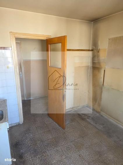 Apartament cu 3 camere semidecomandat în Câmpia Libertății