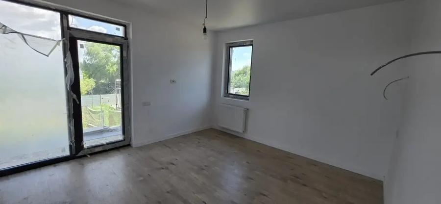 Casă individuală cu 5 camere cu Teren 409 Mp în Vest