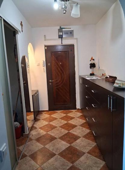 Apartament cu 3 camere semidecomandat în Berceni