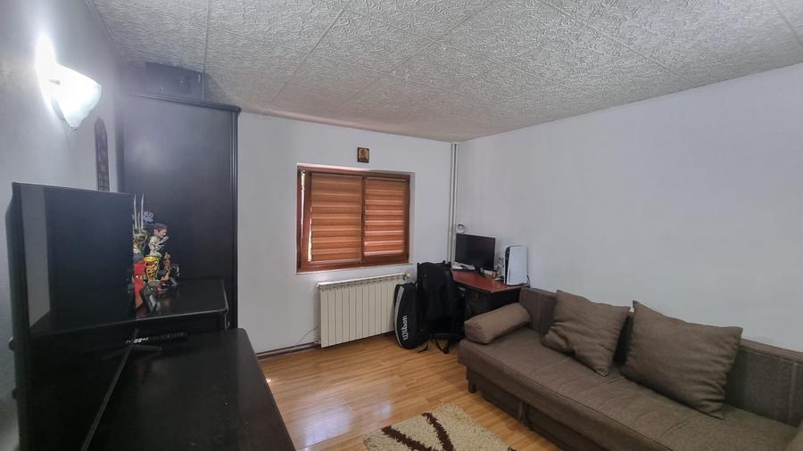 Apartament cu 4 camere decomandat în Nicolina