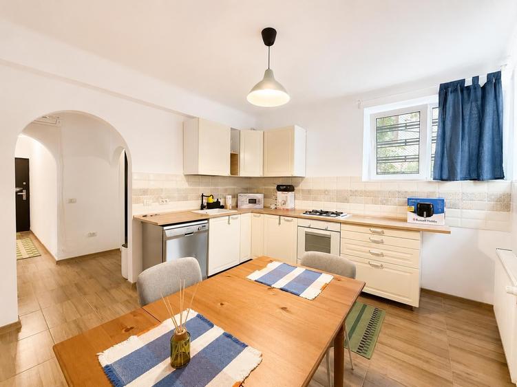 Apartament cu 2 camere semidecomandat, mobilat în P-ța Victoriei