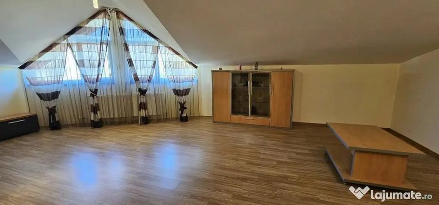 Apartament cu 5 camere decomandat în Micro 20
