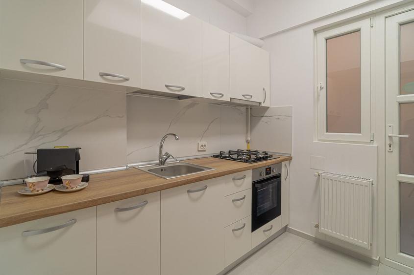 Apartament cu 3 camere, mobilat în P-ța Universității
