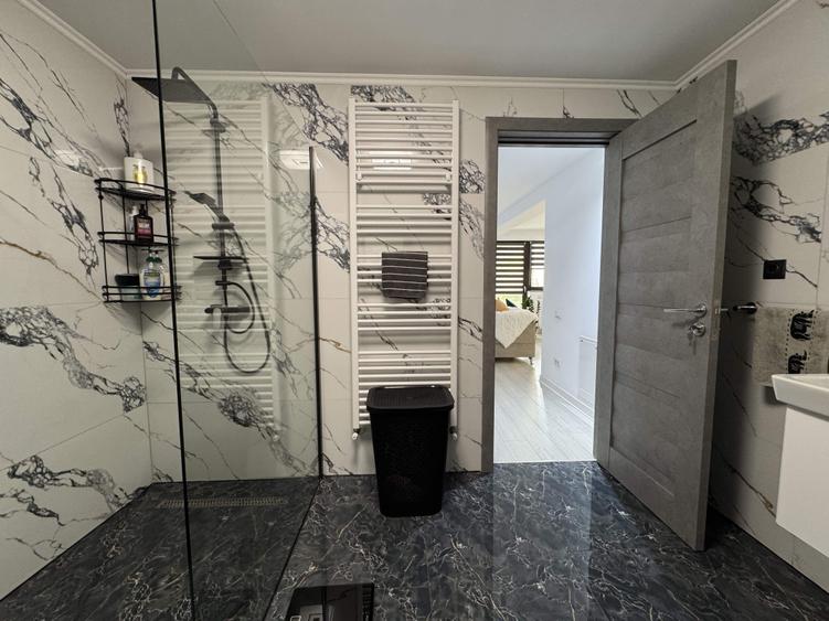 Casă cu 7 camere cu Garaj în Central