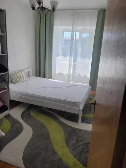 Apartament cu 4 camere decomandat în Est