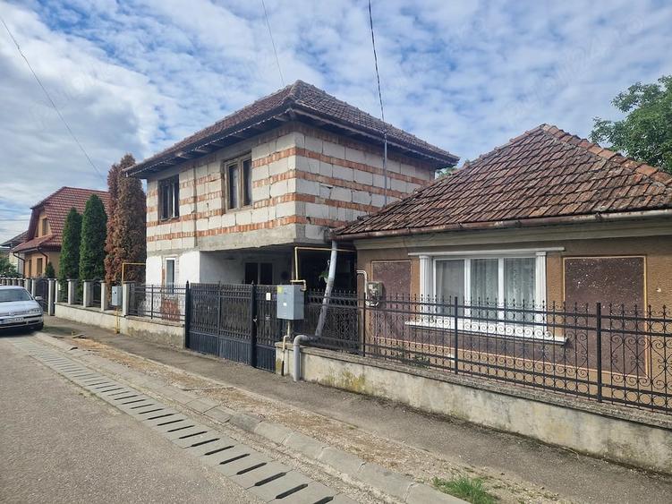 Casă cu 3 camere cu Teren 671 Mp în Central