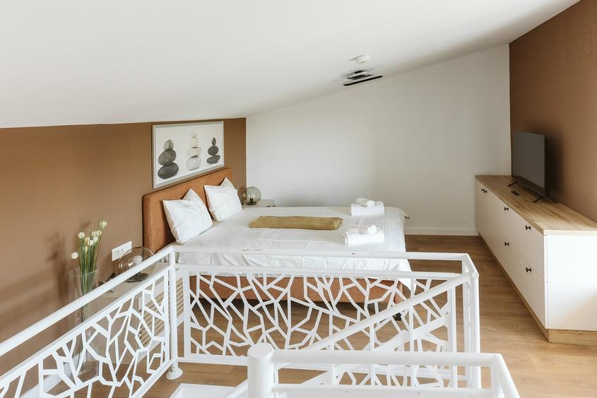 Penthouse cu 2 camere semidecomandat, mobilat în 13 Septembrie