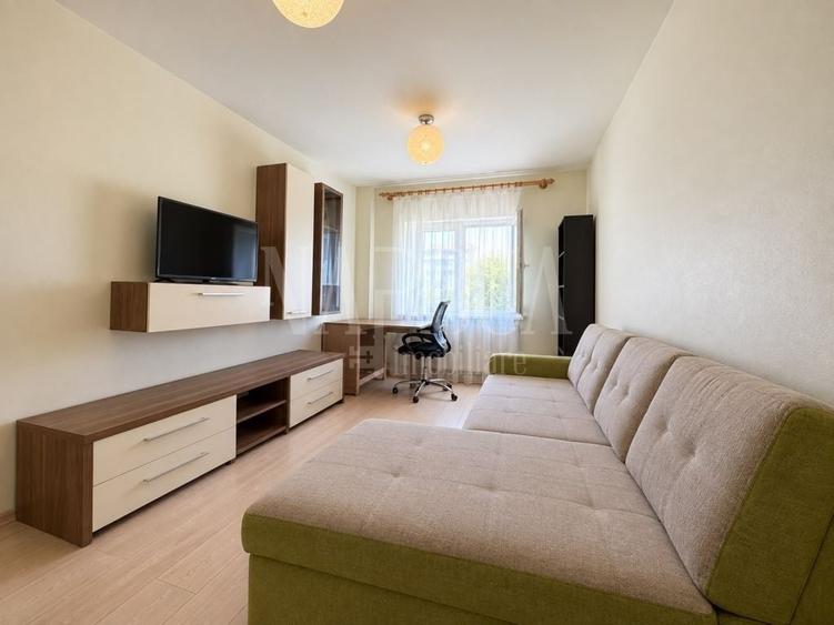 Apartament cu 4 camere semidecomandat în Plopilor