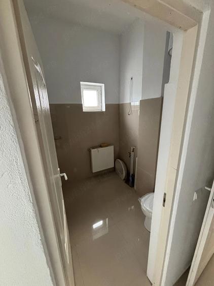 Apartament cu 5 camere nedecomandat în Pianu