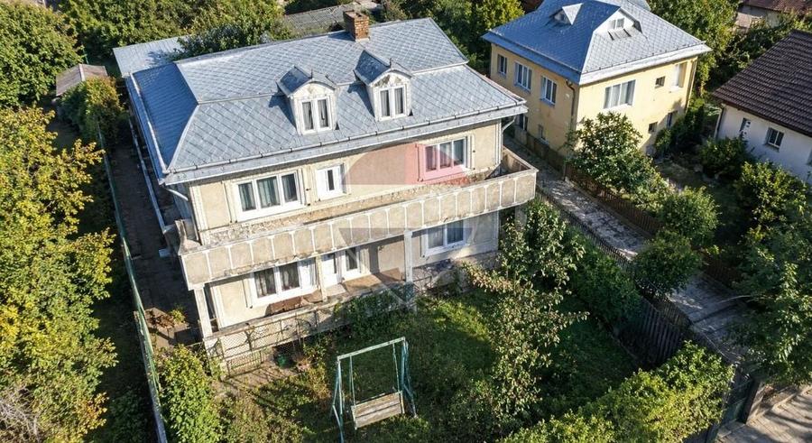 Casă individuală cu 7 camere cu Teren 583 Mp în Central