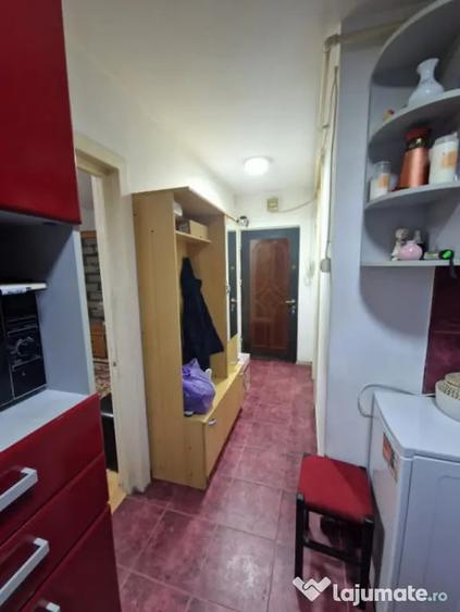 Apartament cu 2 camere semidecomandat, mobilat în Decebal