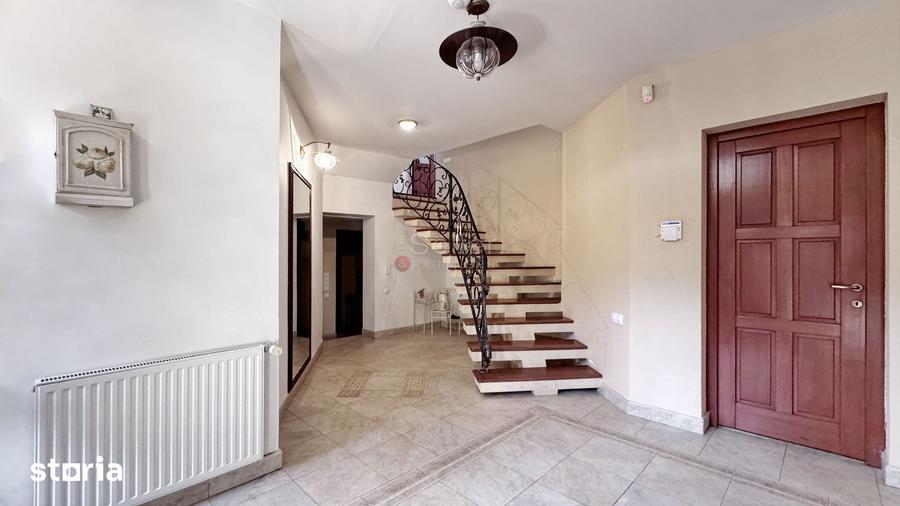 Casă cu 8 camere cu Teren 280 Mp în Central
