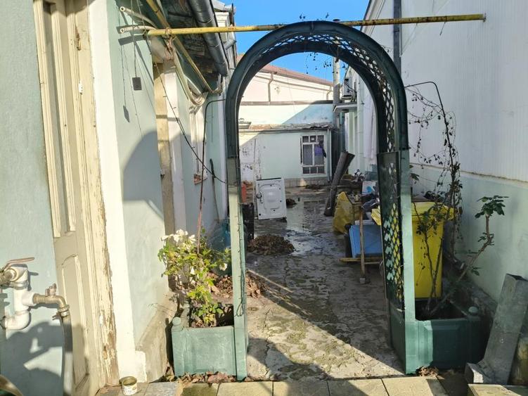 Casă cu 8 camere cu Teren 577 Mp în Apollo