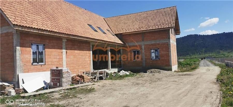 Casă individuală cu 19 camere cu Canalizare în Iclod