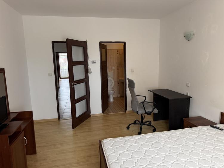 Apartament cu 3 camere decomandat, mobilat în Vasile Aaron