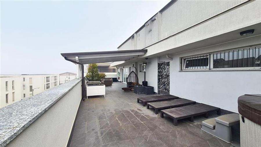 Penthouse cu 3 camere decomandat, mobilat în Girocului