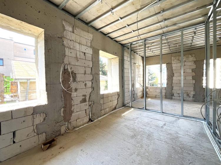 Casă individuală cu 4 camere cu Canalizare în Romană