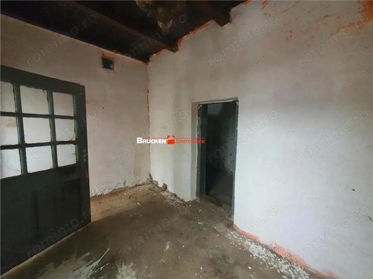 Casă cu Teren 9504 Mp în Poclușa de Barcău