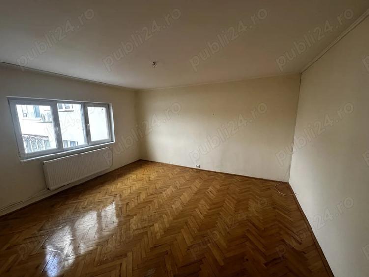 Apartament cu 4 camere decomandat în Central