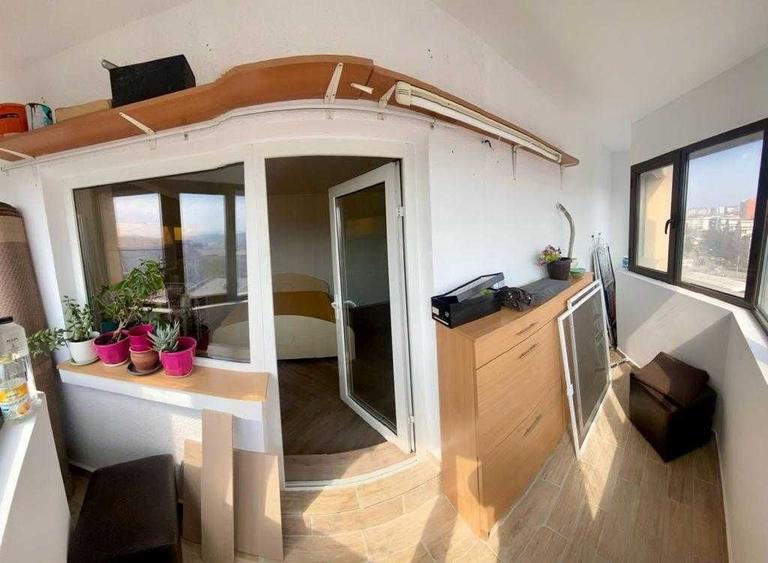 Apartament cu 4 camere decomandat, mobilat în Nicolina