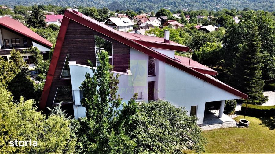 Casă cu 10 camere cu Teren 2813 Mp în Central