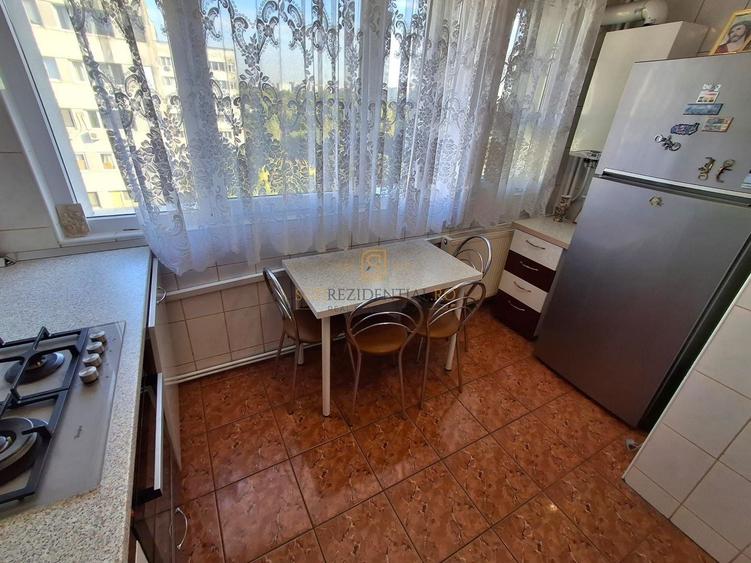 Apartament cu 3 camere semidecomandat, mobilat în Brâncoveanu