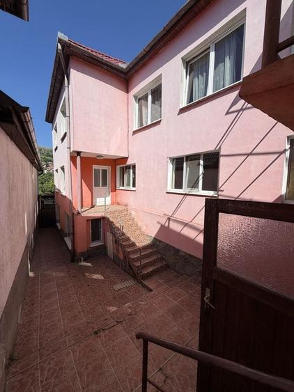 Casă cu 4 camere semidecomandat în Central