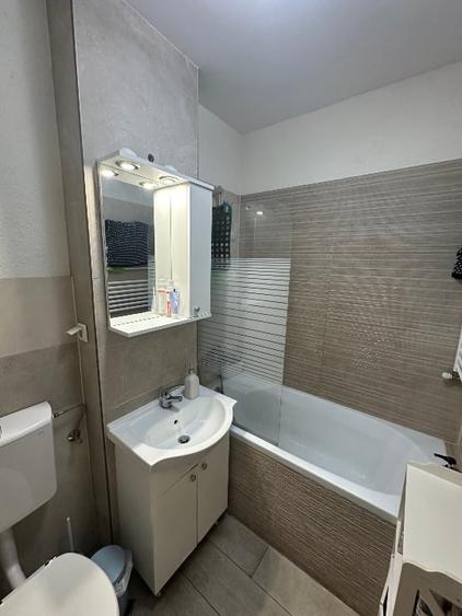 Apartament cu 3 camere semidecomandat, mobilat în UMT