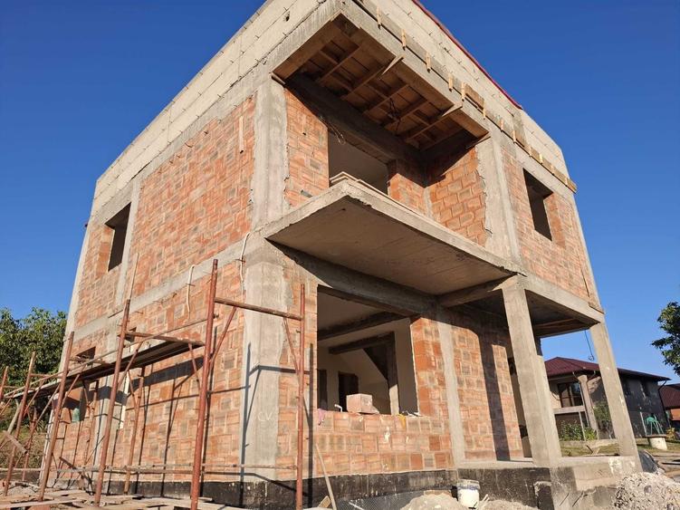 Casă cu 4 camere decomandat în Tomești