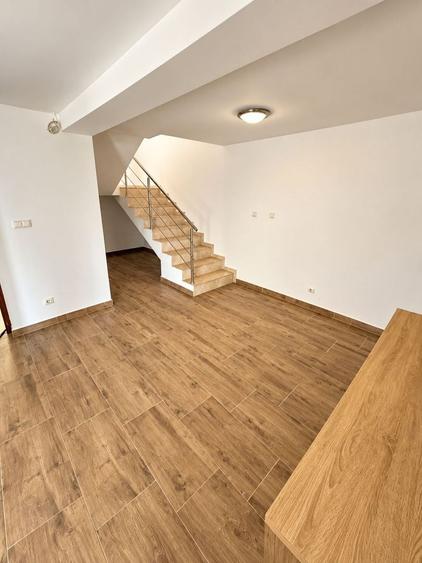 Casă individuală cu 5 camere cu Canalizare în Sânmartin