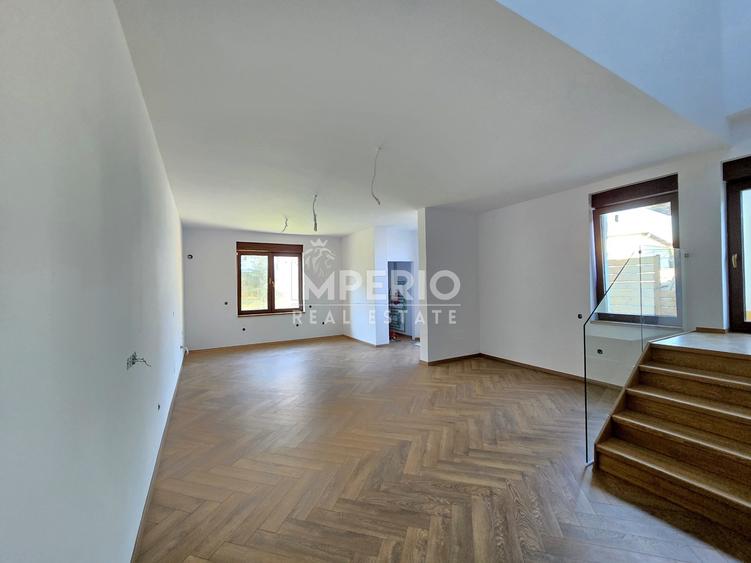 Duplex cu 5 camere cu Canalizare în Gruia