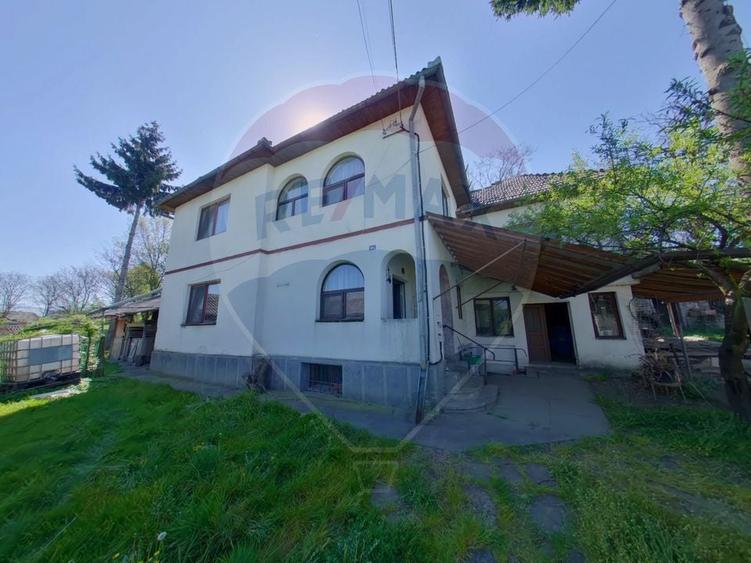 Casă individuală cu 4 camere cu Teren 1500 Mp în Central