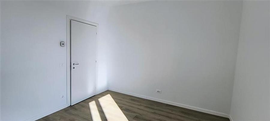 Apartament cu 3 camere nedecomandat în Aradului