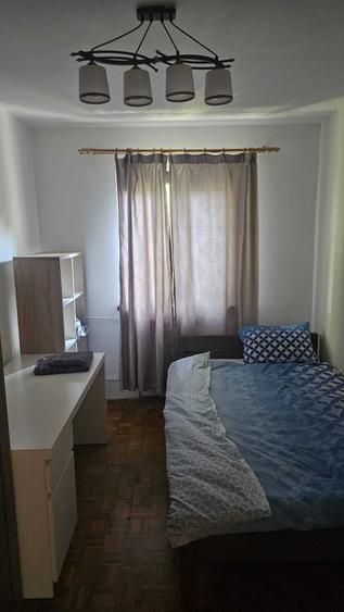 Apartament cu 3 camere semidecomandat în Craiovița Nouă