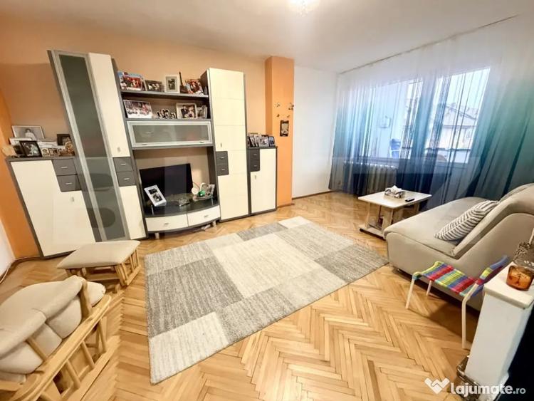 Apartament cu 3 camere decomandat în Central