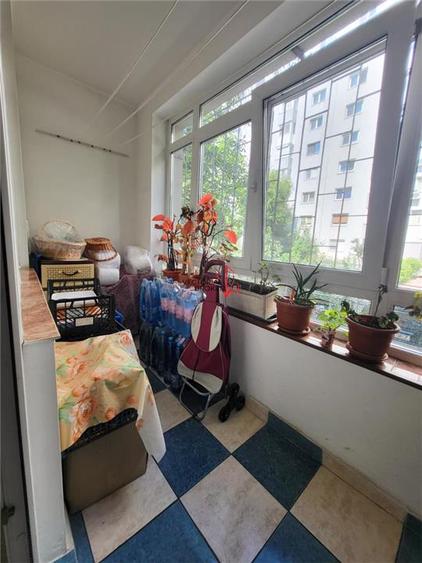 Apartament cu 4 camere decomandat, mobilat în Titan