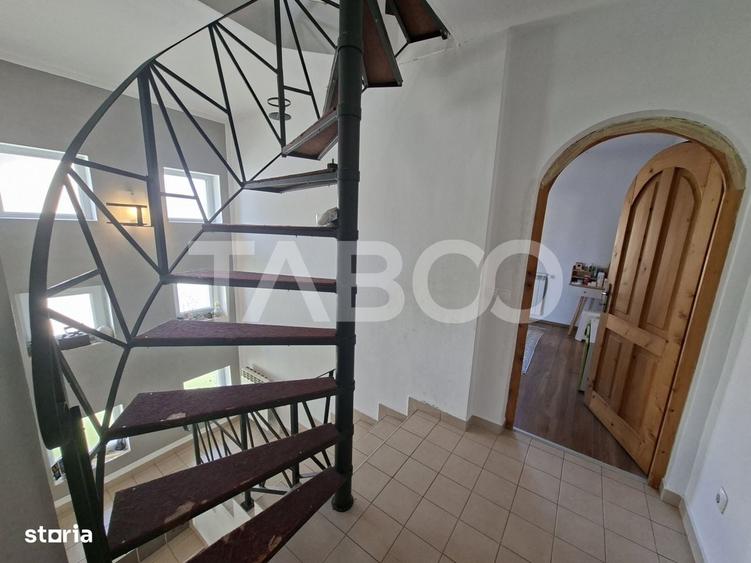 Casă cu 4 camere în Șura Mică
