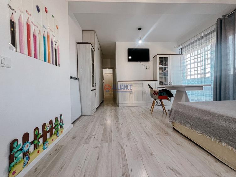 Apartament cu 3 camere decomandat în Palazu Mare