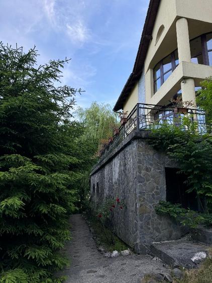 Casă individuală cu 5 camere cu Teren 5200 Mp în Bran