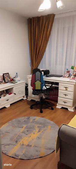 Apartament cu 3 camere, mobilat în Școlilor