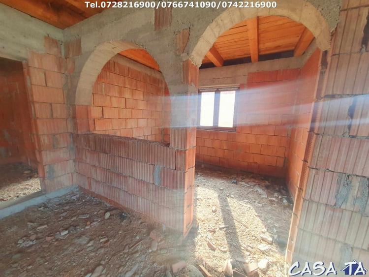 Casă individuală cu 4 camere cu Canalizare în Arcani