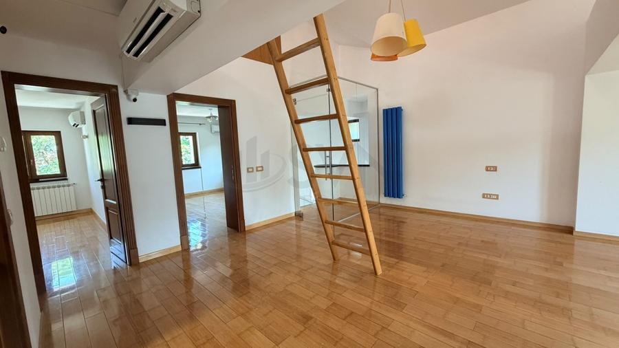 Casă individuală cu 11 camere cu Canalizare în P-ța Unirii