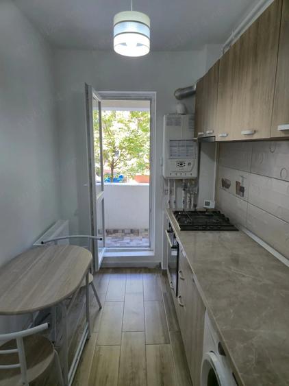 Garsonieră decomandată în Roșu
