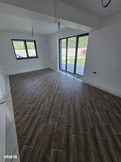 Casă cu 5 camere cu Teren 378 Mp în Corbeanca