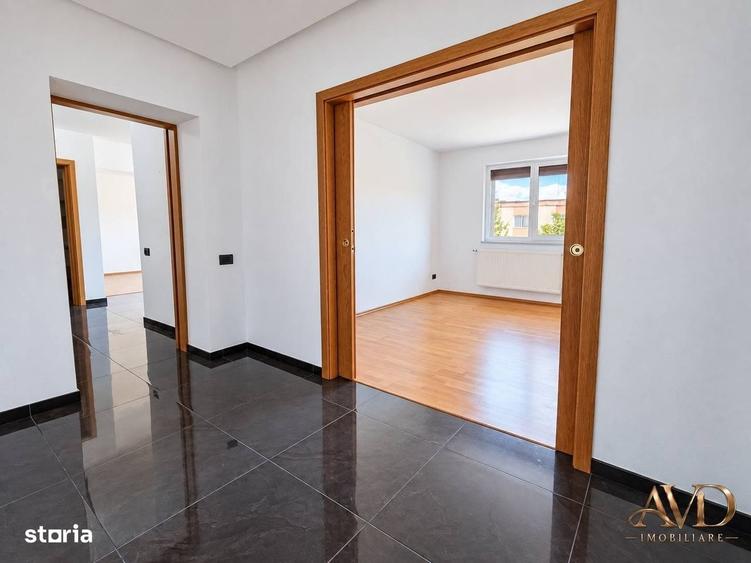 Apartament cu 3 camere decomandat în Noua