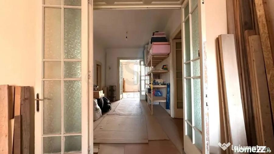 Apartament cu 5 camere semidecomandat în Universitate